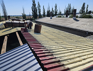 Výměna střešní krytiny na hale výkrmu prasat